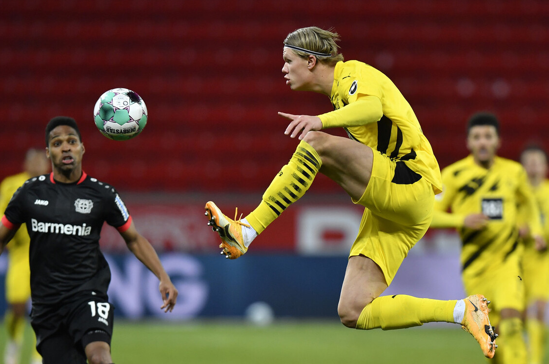 关于今晨多特蒙德调整名单以备葡超，门线救险环节打磨，话题不断，轮换策略成焦点的信息